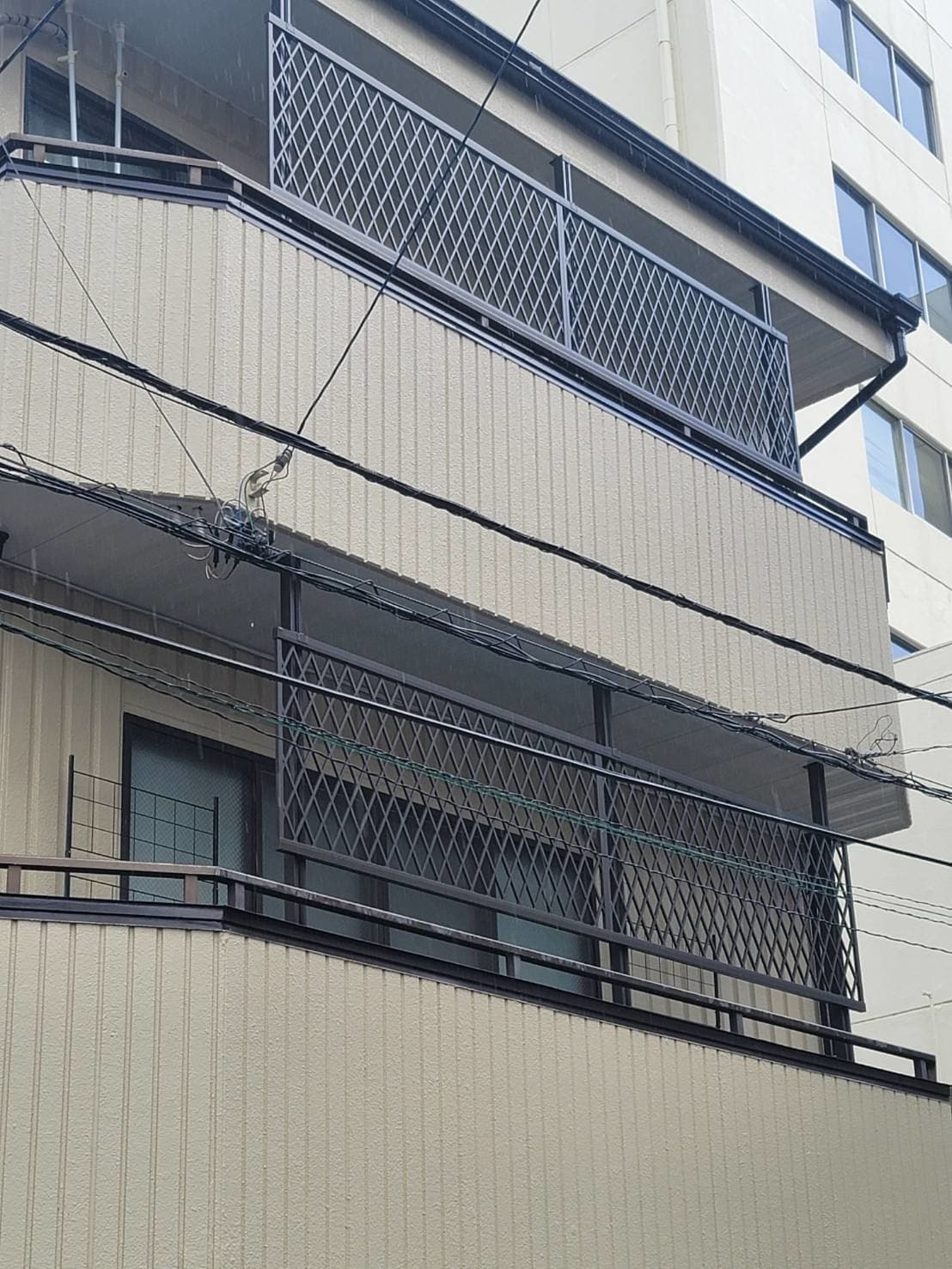 ベランダ転落防止冊設置 | 四日市市のエクステリア工事ならイズ美