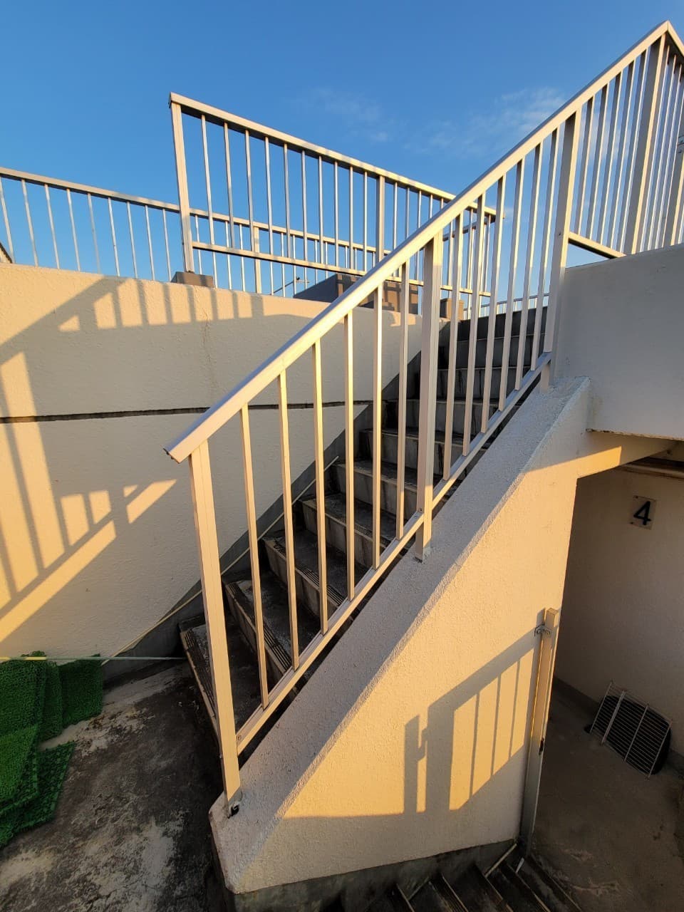 屋上外階段手すり設置 | 四日市市のエクステリア工事ならイズ美
