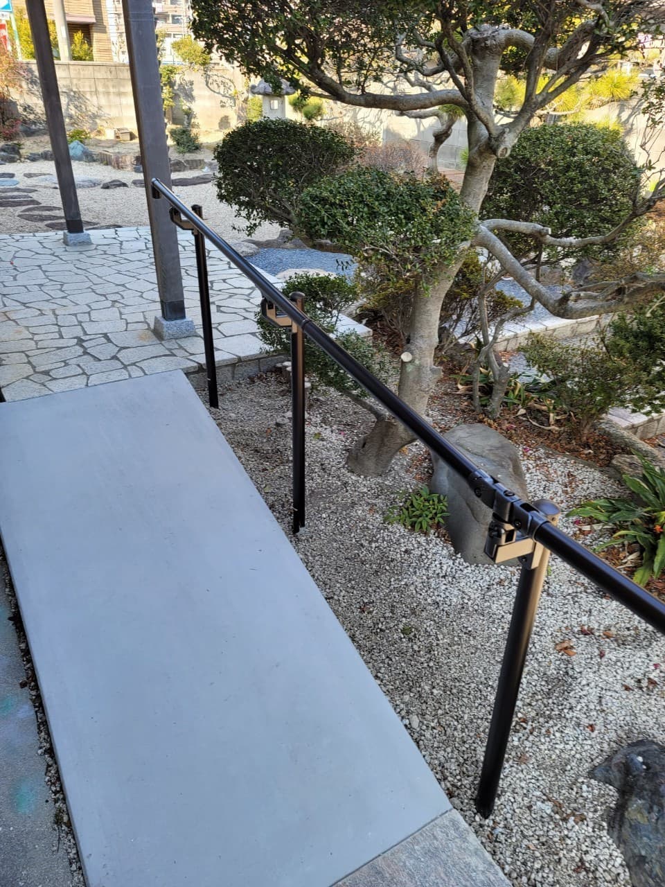 スロープ手すり設置 | 四日市市のエクステリア工事ならイズ美