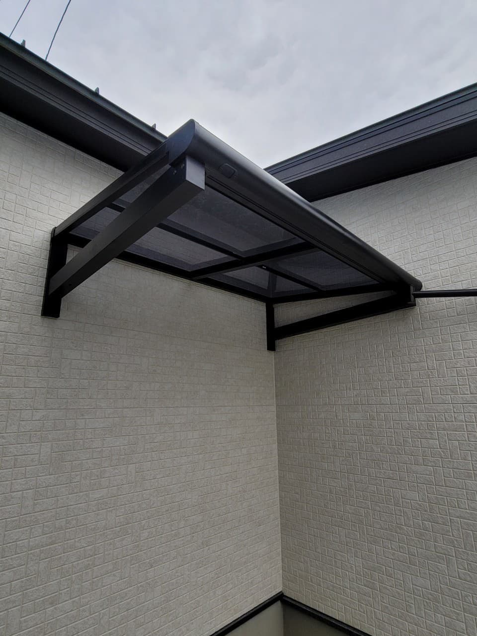 庇屋根設置 | 四日市市のエクステリア工事ならイズ美