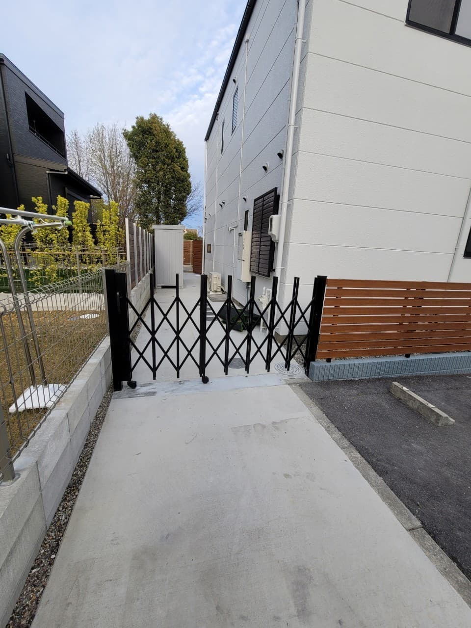アコーディオンゲート設置 | 四日市市のエクステリア工事ならイズ美