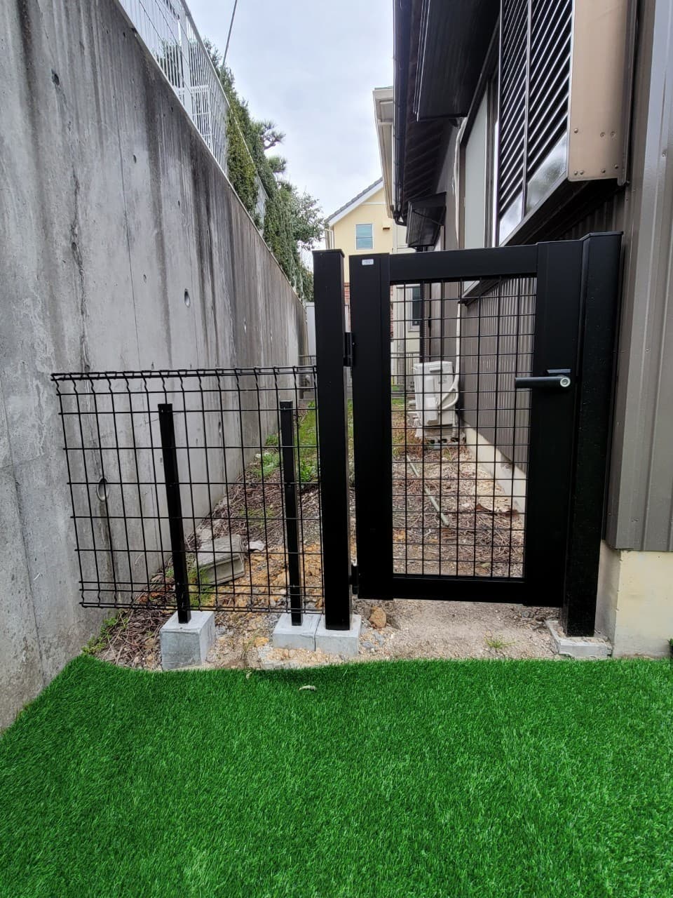 門扉・メッシュフェンス設置 | 四日市市のエクステリア工事ならイズ美